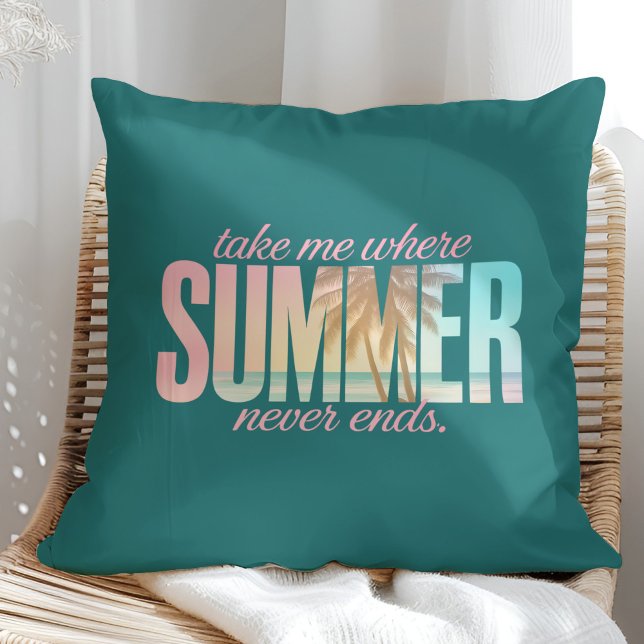 Almofada "Leva-me onde o verão nunca termina" Citação tropi ("Take Me Where Summer Never Ends" Tropical Quote Throw Pillow on a sunny rattan armchair.)