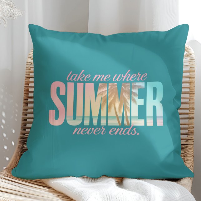 Almofada "Leva-me onde o verão nunca termina" Citação tropi ("Take Me Where Summer Never Ends" Tropical Quote Throw Pillow on a sunny rattan armchair.)