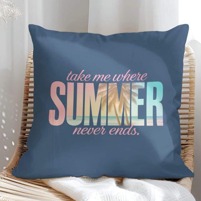 Almofada "Leva-me onde o verão nunca termina" Citação tropi ("Take Me Where Summer Never Ends" Tropical Quote Throw Pillow on a sunny rattan armchair.)