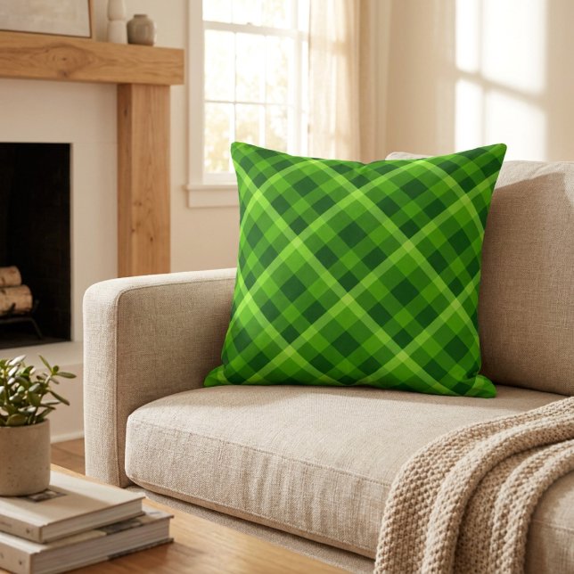 Almofada Lindo Travesseiro Grande Xadrez Verde Árvore (Beautiful Tree Green Plaid Big Throw Pillow on a sofa in a living room.)
