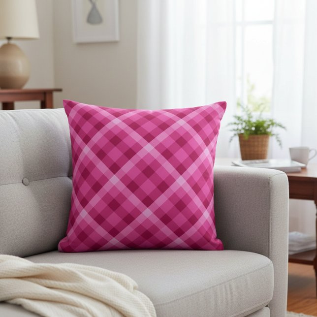 Almofada Lindo Travesseiro Rosa Magenta Xadrez (Beautiful Pink Magenta Plaid Throw Pillow on a sofa in a living room.)