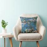 Almofada Lírios de Claude Monet, Impressionismo venenoso<br><div class="desc">Waterlily (1914), de Claude Monet, é uma pintura impressionista de arte natural. Uma das muitas variações das pinturas florais de lírio-d'água que Monet pintou pelo lago em seu jardim floral em Giverny, França. Sobre o artista: Claude Monet (1840-1926) foi o fundador do movimento de pintura impressionista francês, com a maioria...</div>