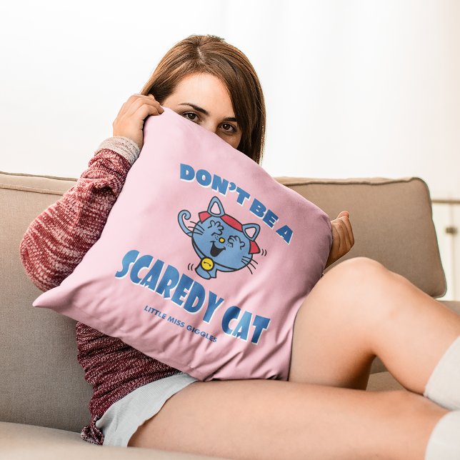 Almofada Little Miss Giggles Gato Medroso Halloween (Person holding pillow)