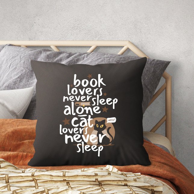 Almofada Livro e Gatos Adolescentes Dormem Engraçado (Book and Cat Lovers Sleep Funny Throw Pillow)