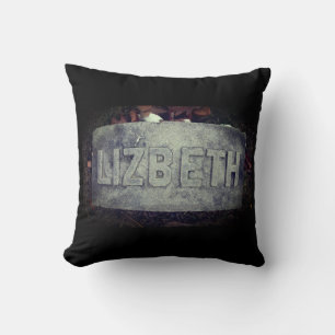 Almofada Lizzie Borden Grave 'Lizbeth' - Rio Fall, MÃES