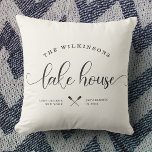 Almofada Local do Script do Nome da Família Modern Lake Hou<br><div class="desc">Caligrafia moderna, com script chic, lendo LAKE HOUSE ao lado do seu nome familiar em uma design motriz de tipografia. Excelente de travesseiro personalizado para decoração doméstica para sua casa longe de casa. Tanto romântico como na moda, nosso travesseiro neutro de creme de marfim apresenta uma ilustração de canoa doce...</div>