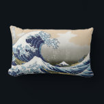 Almofada Lombar A Onda de Excelente de Kanagawa<br><div class="desc">Vintage arte japonesa A onda Excelente de Kanagawa ou a onda ...  trabalho de arte no estilo ukiyo-e de um mestre excelente Katsushika Hokusai ...  arte vintage em produtos modernos do Zazilicious</div>