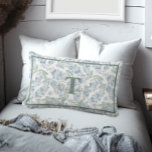 Almofada Lombar Algodão francês Sage Green Floral Monograma<br><div class="desc">Com um sábio romântico verde e azul esqueçam-me,  não design floral,  estes travesseiros monográficos lembram casacos franceses e são perfeitos para criar espaços confortáveis.</div>