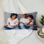 Almofada Lombar Amor em White Script com Foto Personalizada do Cor<br><div class="desc">Design personalizado de travesseiro decorativo moderno e na moda apresenta uma foto favorita com um design branco mínimo de cobertura de tipografia "Love" que inclui detalhes florescentes e cardíacos. O texto de cor branca pode ser personalizado.</div>
