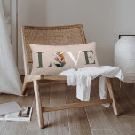 Almofada Lombar Amor Joy Modern Type Geométrico Family Foto rosa<br><div class="desc">Tema de Natal moderno e na moda, amor design. A design apresenta a palavra "AMOR" com a letra "O" criada com a sua própria foto personalizada da família. O círculo geométrico concêntrico de ouro falso moderno enquadra a foto. O verso apresenta um moderno e falho padrão geométrico de círculo concêntrico...</div>
