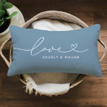 Almofada Lombar Amor no Heart Script Dusty Blue Monograma Personal<br><div class="desc">O design de travesseiro decorativo lombar personalizado moderno e na moda apresenta um design de tipografia simples e mínimo de "Amor" que inclui detalhes florescentes e cardíacos. Personalize o texto maiúsculo abaixo com um monograma para um casal ou família, uma citação ou outro texto preferido. As cores azuis/ardósias e brancas...</div>