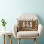 Almofada Lombar Ananases Personalizados<br><div class="desc">Três ananases acenam este travesseiro lombar,  excelente para sua casa ou um presente para um novo proprietário personalizado com seu nome familiar em um padrão de impressão de madeira tecida. (Madeira não real,  é uma ilustração impressa na cor do cheio.)</div>