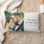 Almofada Lombar Aniversário de Casamento com Foto Personalizada<br><div class="desc">Crie seu próprio presente de aniversário de casamento personalizado com foto,  nomes e data em tipografia de máquina de escrever.</div>