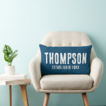 Almofada Lombar Ano de Casamento do Nome da Família Rustic Marinho<br><div class="desc">Marinho Rustic Dark Blue Burlap Graphic Family Name Travesseiro com modelo de ano de casamento personalizável.</div>