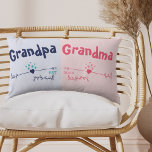 Almofada Lombar Anúncio de Gravidez Azul Cor-de-Rosa<br><div class="desc">O travesseiro de aviso de gravidez é um doce presente para os avós. As palavras, vovô e vovó podem ser personalizadas para vovô, Nanna etc., para se adequar a sua preferência. Você também pode acrescentar o ano em que o casal se tornará orgulhoso avós. Este design de corações e flechas...</div>