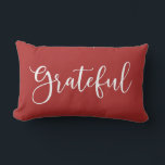 Almofada Lombar Autumn Red e White Script Grateful<br><div class="desc">Um simples travesseiro decorativo moderno com a palavra grata sobre um fundo de cor vermelha. Uma boa adição à sua decoração de Ação de Graças. Vem em uma variedade de cores. Projetado para você pelo Blackberry Boulevard.</div>