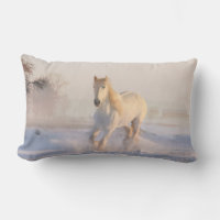 Belo Cavalo Branco Galopando na Neve