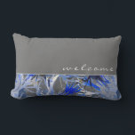 Almofada Lombar Bem-vindo | Cinza branca e Abstrato azul<br><div class="desc">Bem-vindo ao travesseiro exterior apresenta uma elegante composição floral de abstrato em cinzas, azul e branco com mensagem de boas-vindas personalizada. A parte superior apresenta um plano de fundo simples de cinza com "boas-vindas" apresentado no script de minúsculas de na moda. O fundo apresenta uma cinza artística na moda, padrão...</div>