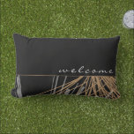 Almofada Lombar Bem-vindo | Fitas de Abstrato Douradas e brancas p<br><div class="desc">O travesseiro moderno de boas-vindas apresenta um design abstrato orgânico moderno numa paleta a preto, ouro e branco. A parte superior apresenta um plano de fundo preto simples com "boas-vindas" apresentado no script de minúsculas na moda. A parte inferior apresenta um desenho abstrato orgânico de fitas brancas e douradas sobre...</div>