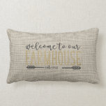 Almofada Lombar Bem-vindos editáveis à nossa igreja russa de fazen<br><div class="desc">Cinza e travesseiro de fazenda de xadrez branca pareceriam excelentes em qualquer sala de sua casa! Personalize com o ano em que sua fazenda foi criada. Faz um presente excelente! Também disponível em cinzas e xadrez branca. Parte de uma coleção.</div>