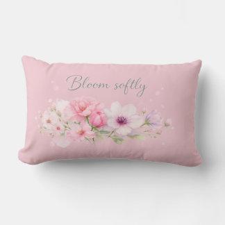 Almofada Lombar Bloom Softly – Floral Pastel à Aguarela 