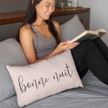 Almofada Lombar Bonne Nuit | Cor-de-rosa<br><div class="desc">Diga boa noite no estilo parisiense com nosso travesseiro rosa-pincelado com "bonne nuit" (boa noite) no estilo preto,  escrito à mão,  com letra de escrita em caligrafia. Travesseiro se reverte para um padrão opcional de diamantes pontilhados em preto correspondente.</div>