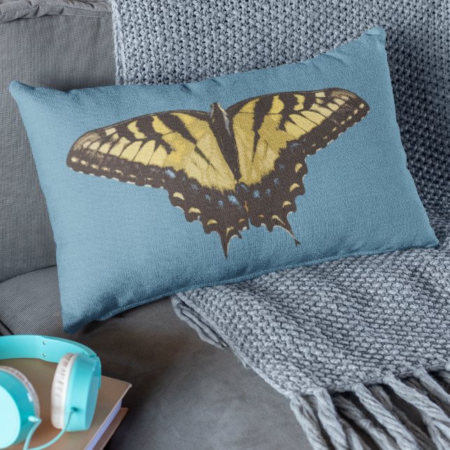 Almofada Lombar Borboleta amarela simples e natureza inicial (Beautiful yellow and black tiger swallowtail butterfly on a blue lumbar pillow brings the outside in)