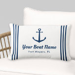 Almofada Lombar Branco náutico e nome de embarcação personalizada<br><div class="desc">O travesseiro decorativo lombar náutico em formato horizontal apresenta uma âncora elegante de barco com faixas horizontais pré-definidas. Personalize o texto personalizado com o nome e a localização do barco. Design inclui um esquema clássico de cor branca costeira e azul marinho. O travesseiro de dois lados está disponível em opções...</div>