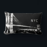 Almofada Lombar Brooklyn Bridge Design | NYC | Preto e branco<br><div class="desc">O travesseiro lombar moderno apresenta um desenho artístico legal da ponte de Nova Iorque Brooklyn navegando por baixo; um design preto e branco. "NYC" apresentado na tipografia na moda urbana no canto superior direito. Os moradores de Nova Iorque apreciarão este travesseiro de sotaque na moda com seu legal assalto urbano....</div>