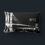 Almofada Lombar Brooklyn Bridge Design | NYC | Preto e branco<br><div class="desc">O travesseiro lombar moderno apresenta um desenho artístico legal da ponte de Nova Iorque Brooklyn navegando por baixo; um design preto e branco. "NYC" apresentado na tipografia na moda urbana no canto superior direito. Os moradores de Nova Iorque apreciarão este travesseiro de sotaque na moda com seu legal assalto urbano....</div>