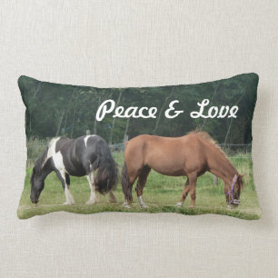Almofada Lombar Brown e cavalo preto de lado a lado