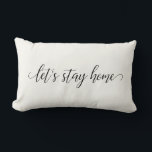 Almofada Lombar caligrafia elegante do vamos para casa<br><div class="desc">Vamos,  fique em casa! Uma coleção de travesseiros engraçados,  bonitos e divertidos,  para oferecer como presente de inauguração de casa,  ou para seu próprio interior. Totalmente personalizável: você pode alterar a cor do texto e do plano de fundo conforme desejar.</div>