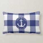 Almofada Lombar Casamento Xadrez de Búfalo Azul de Âncora Náutica<br><div class="desc">O presente perfeito para recém-casados este travesseiro náutico tem uma âncora branca com uma borda circular de corda com marinho azul no fundo. Os primeiros nomes da noiva e do noivo estão acima da âncora com um coração entre os nomes em tipografia circular e a data de casamento abaixo para...</div>