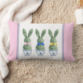Almofada Lombar Chinoiserie Azul e Branco Com Topiárias de Coelho
