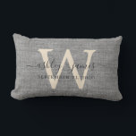 Almofada Lombar Cinza Linen Ivory Monograma Casamento Keepsasaame<br><div class="desc">Elegante cinza de manutenção de casamento, efeito de linhagem de tecido travesseiro com o seu texto na caligrafia manuscrita de cinza escura. Basta adicionar seus nomes, monograma e data de casamento. presente de excelente para um casal recém-casado. Desenvolvido exclusivamente para você pelo Happy Dolphin Studio. Se precisar de ajuda ou...</div>