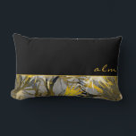 Almofada Lombar Cinza Negra e Floral Artístico Amarelo | Monograma<br><div class="desc">O travesseiro monograma moderno apresenta uma elegante composição floral abstrato em cinzas, preto e amarelo ouro com iniciais estilizadas de monograma. A parte superior apresenta um simples fundo preto simples com iniciais monográficas apresentadas num script amarelo ouro moderno. O fundo apresenta uma cinza artística na moda, padrão floral preto e...</div>