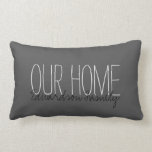 Almofada Lombar Cinza rústica moderna do nosso nome familiar<br><div class="desc">Cinzas rústicas modernas e escuras,  Nossa Casa,  Escritura do nome da família,  travesseiro decorativo.
Você pode adicionar facilmente seu próprio texto e nome para personalizar o travesseiro.</div>