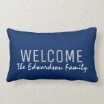 Almofada Lombar Costume moderno do monograma da família da boa<br><div class="desc">Os azuis marinhos modernos dão boas-vindas ao nome do monograma da família,  travesseiro feito sob encomenda.
Você pode facilmente mudar o texto.</div>
