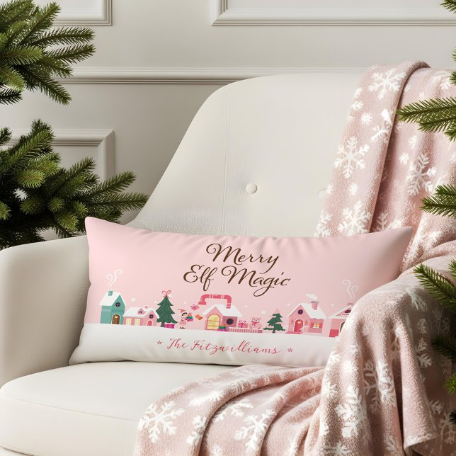 Almofada Lombar Cozy Santa North Pole Pink Elf Workshop Village (Cozy Santa North Pole Pink Elf Workshop Village Lumbar Pillow)