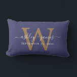 Almofada Lombar Data de Casamento Monograma Dourado Azul-Navy<br><div class="desc">Elegante almofada de recordação de casamento apresenta seus nomes em caligrafia manuscrita chic branca e seu monograma dourado elegante em um fundo azul-marinho. Basta adicionar seus nomes, monograma e data de casamento. Ótimo presente para um casal recém-casado. Exclusivamente projetado para você pelo Happy Dolphin Studio. Se precisar de ajuda ou...</div>