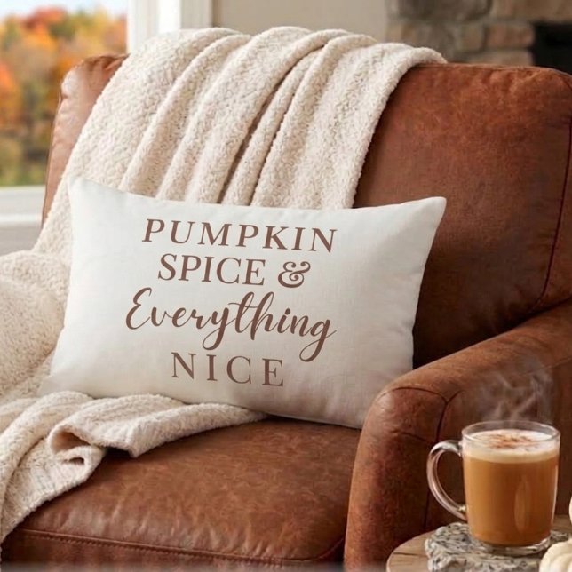 Almofada Lombar de Outono "Pumpkin Spice & Everyth (Terracotta "Pumpkin Spice & Everything Nice" lumbar pillow on a leather armchair)