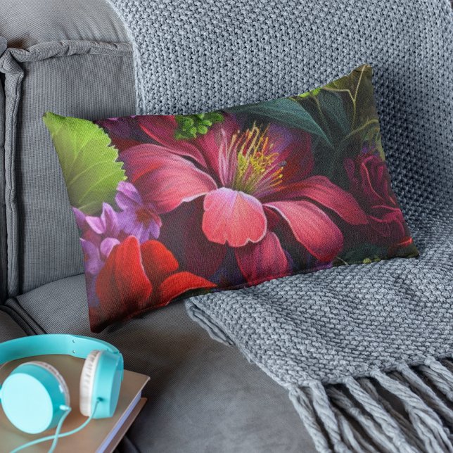 Almofada Lombar Deeply Red Hibiscus com Padrão Floral Verde (Hibiscus and flowers adorn this lumbar pillow in bright red, purple and green. )