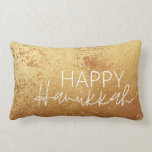 Almofada Lombar Elegante e Dourado Travesseiro lombar Hanukkah<br><div class="desc">Aproveite os confortos de sua casa nesta temporada de festas com nosso Elegante e Dourado Travesseiro Lombar Hanukkah. Apresenta uma folha de ouro falsa com fontes brancas modernas. Nossa design moderna é versátil o suficiente para a maioria das decorações. Entre em contato conosco se precisar coordenar produtos para suas necessidades...</div>