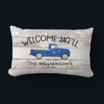 Almofada Lombar Estilo de Casa de Campo Rústica Nome da Família em<br><div class="desc">Almofada Lombar Estilo de Casa de Campo Rústica Nome da Família em Caminhão Antigo - Almofada Country apresenta uma pickup azul vintage com a inicial da sua família dentro de uma coroa de louro. Também personalizado com o nome da sua família e o ano em que sua casa foi estabelecida....</div>