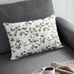 Almofada Lombar Eucalyptus Green deixa jardineira padrão<br><div class="desc">Atualize seu espaço com o Travesseiro lombar Eucalyptus Green Leaves. Este belo travesseiro lombar mostra um padrão cativante de folhas de eucalipto em tons de verde macio e verde escuro, criando um ambiente natural e calcário. Os intrincados recursos do design deixam isso entrelaçado graciosamente, acrescentando profundidade e interesse visual ao...</div>