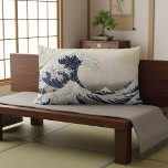 Almofada Lombar Excelente Wave de Kanagawa Hokusai<br><div class="desc">Um travesseiro lombar com o impressão de bloco de madeira,  A Onda do Excelente de Kanagawa (c. 1829-32),  do período Edo por Katsushika Hokusai (1760-1849),  artista japonês. Uma paisagem com o Monte Fuji ao fundo. No estilo de Ukiyo-e,  que retrata o dia a dia da vida japonesa.</div>