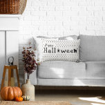 Almofada Lombar Feliz Dia das Bruxas Brancas, Preto e Branco<br><div class="desc">Adicione um estilo fofo assustador à sua casa neste Halloween com este travesseiro! Com um design branco e preto giro este travesseiro de outono traz alguma diversão para sua casa.</div>
