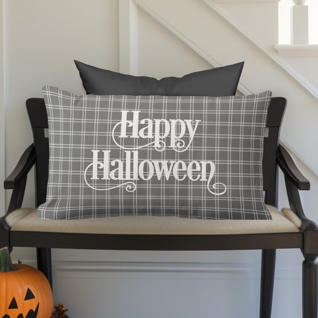 Almofada Lombar Feliz Dia das Bruxas da Xadrez Clássica da Fazenda (Modern Farmhouse Classic Gray and White Plaid "Happy Halloween" Decorative Lumbar Pillow)