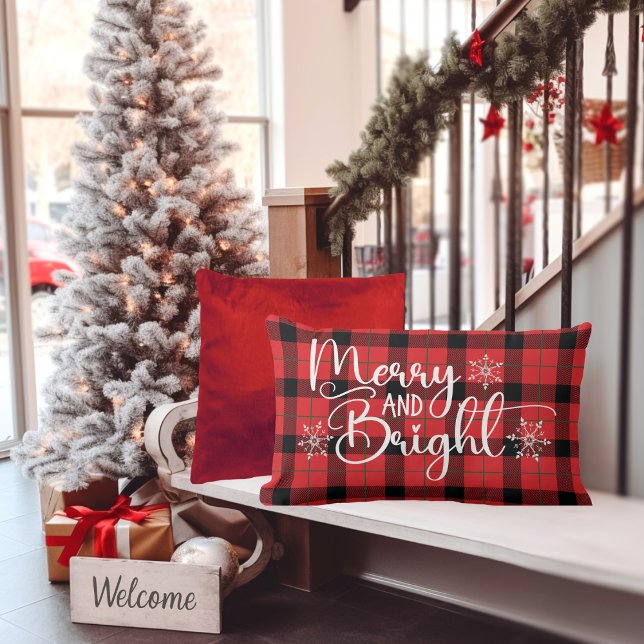 Almofada Lombar Feliz e Xadrez de Natal Brilhante com Flocos de Ne (Merry and Bright Christmas Red and Black Tartan Plaid Lumbar Pillow with Snowflake Accents)