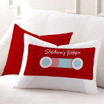 Almofada Lombar Fita Cassete Retro Vermelha<br><div class="desc">Este travesseiro decorativo personalizado apresenta uma ilustração vetorial fofinha de uma fita cassete. Você pode adicionar seu próprio texto, como seu nome, monograma, iniciais ou uma data especial clicando em "PERSONALIZAR TI!" Perfeito para decorar sua tv ou sala de mídia, um quarto de criança, etc ou como presente de casamento...</div>